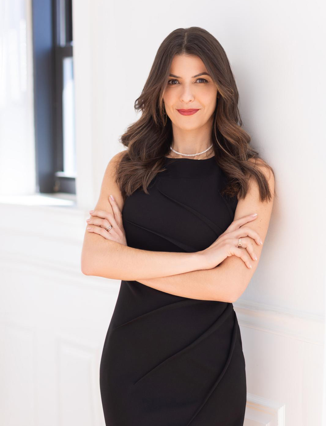 Cintia Stoehr, professional headshot.